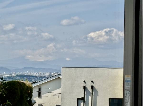 玄関から見える富士山の風景です。