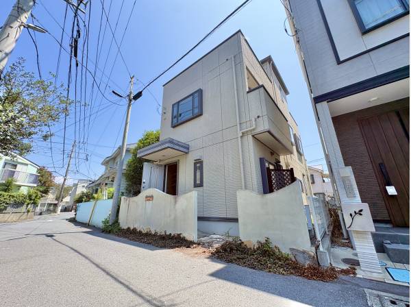 湘南の閑静な住宅地に馴染む、落ち着いた色合いの外観です