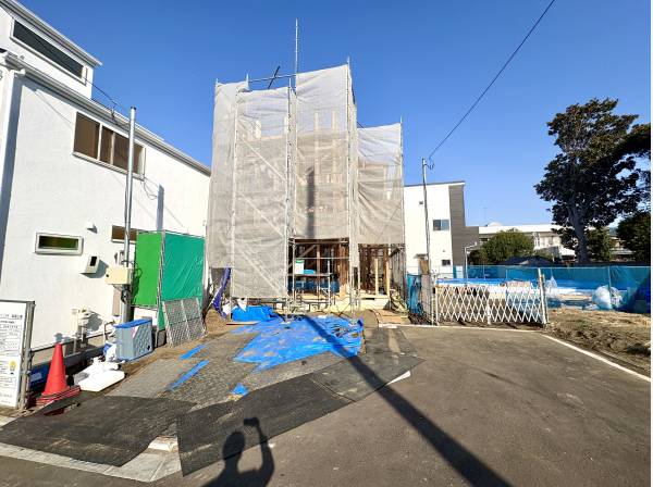 建築中の様子。完成な住宅地にある開発分譲地