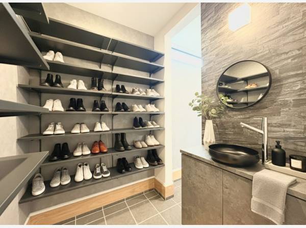 玄関の大容量シューズインクローゼット※家具等はCGによるイメージ