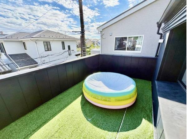 プール遊びも楽しめる人工芝を敷いた広々バルコニー
