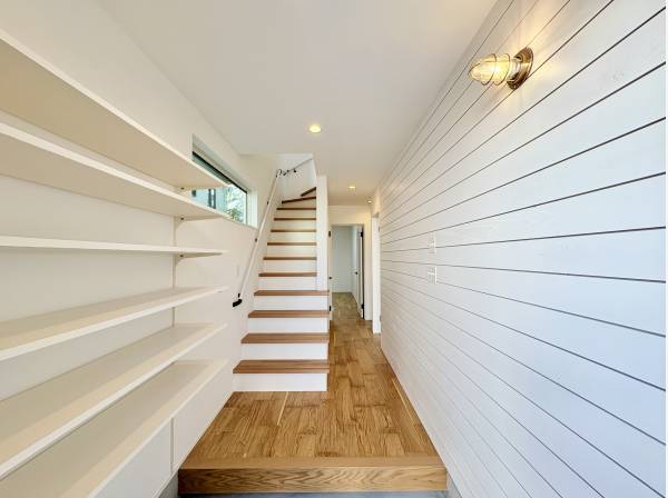 カリフォルニアスタイルな内装。湘南らしさを感じます。