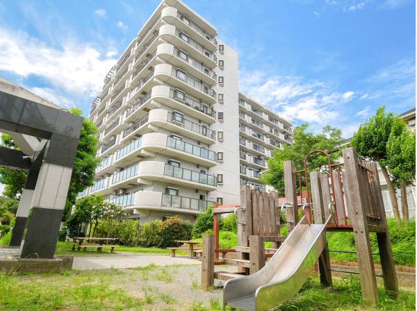 マンションのすぐ横には遊具のある公園も♪