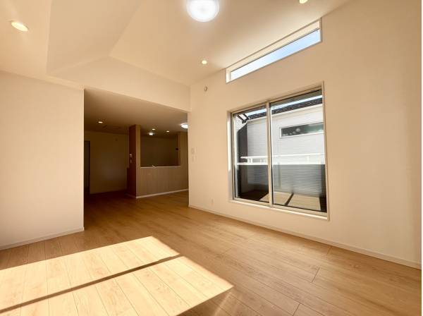 一部勾配天井のLDKは約20帖ございます