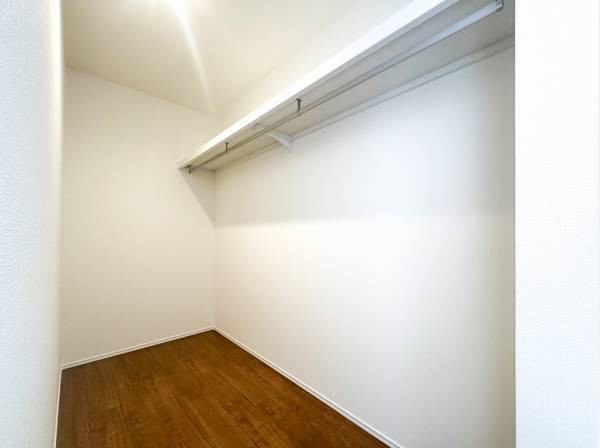 ハンガーパイプ付き！カラーボックスを置いてもゆとりがあります