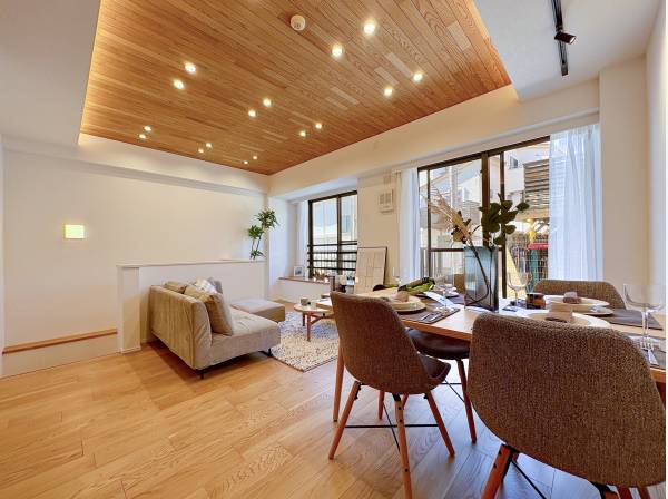 1階ながら明るく開放感を味わえる心地よいリビング