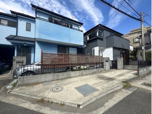 玄関周りのホワイトがアクセントになった落ち着いた雰囲気の外観です