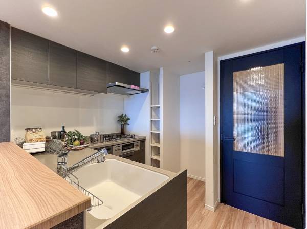 作業スペースの広いL字型キッチンは収納も豊富