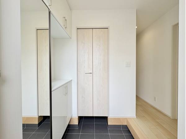 玄関にはシューズインクローゼットと全身鏡を完備