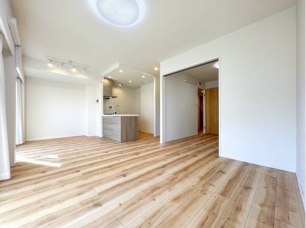 表情豊かな木目のフローリングがぬくもりを生むLDK