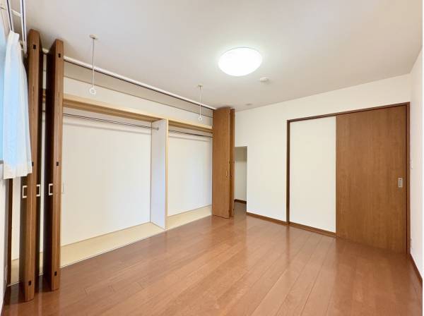 洋室が2部屋、サービスルーム（約4.3帖）が1部屋ございます