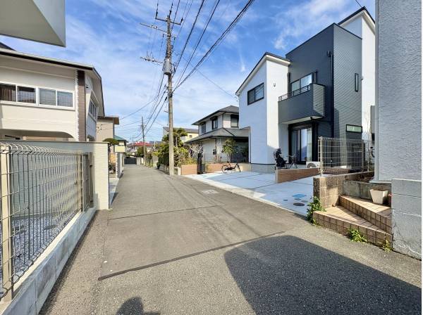 前面道路は交通量が少なく、ゆっくり車庫入れが可能です