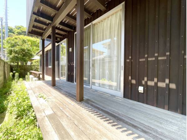 地元建築士が手掛けた、趣のある外観。