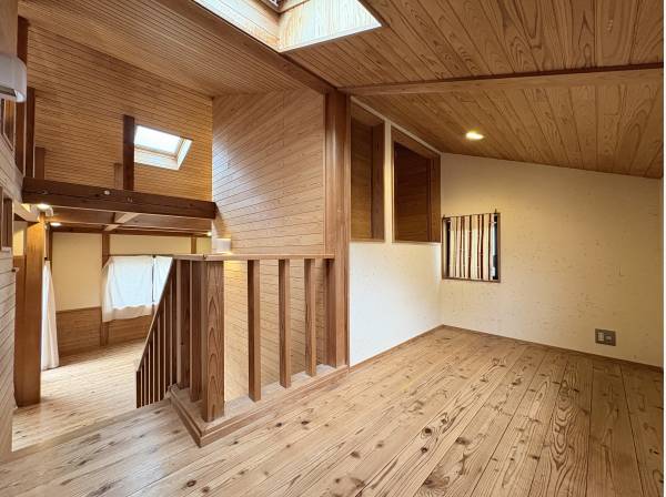 階段を上がった先にある洋室