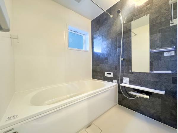 モザイク柄のクロスがおしゃれなバスルーム