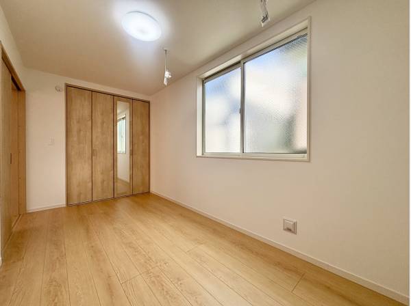 2つの納戸と2つの洋室がございます。