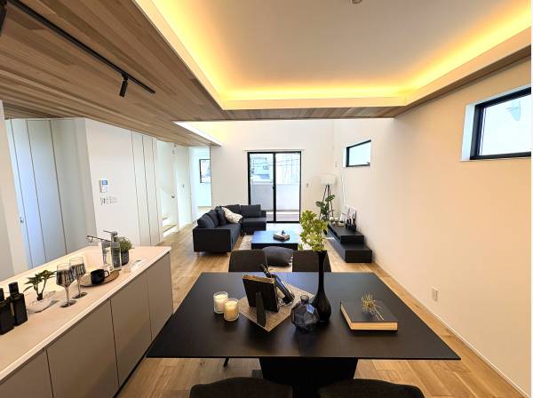 家族の笑顔が集まる、開放感のある広々としたリビングダイニング