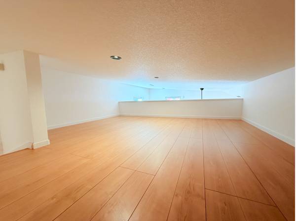 階段を上がると秘密基地のようなロフトへ！収納スペースにも◎