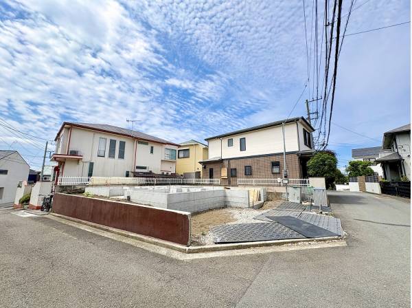 開放的な角地に映えるモダンなお住まい