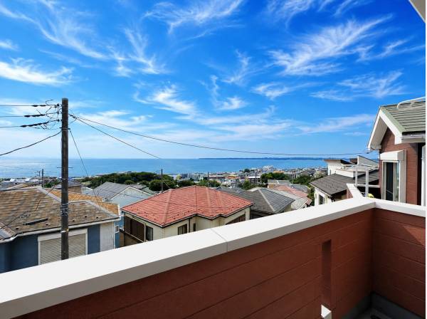 2階バルコニーから広がる海景色。