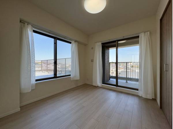 洋室です。角部屋ならではの２面彩光