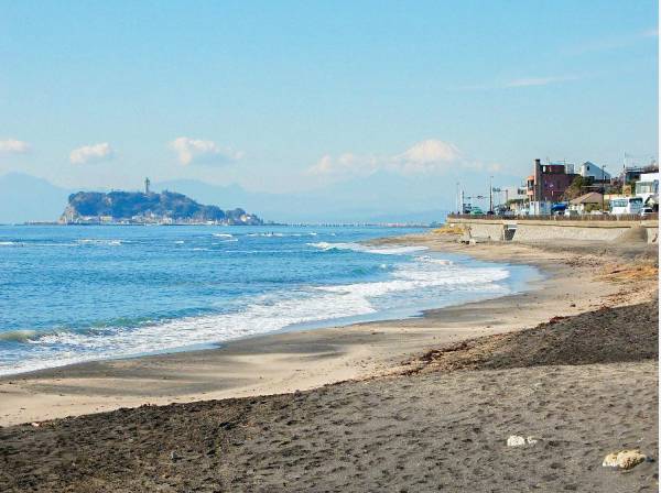 稲村ガ崎海岸までは徒歩15分（約1200m）と海までお散歩できます。