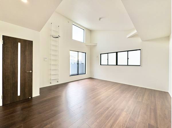 LDKには大きな勾配天井がございます。