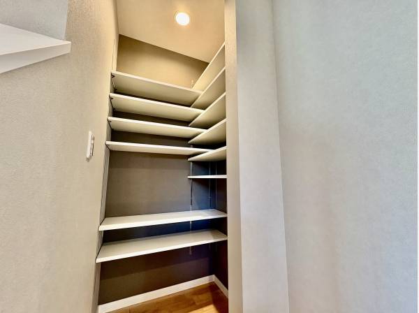 リビングには収納スペースもあります。