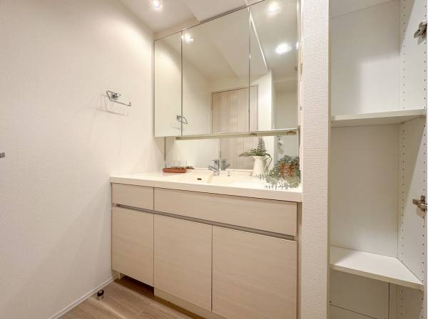 洗面室には天井まで高さのあるリネン庫を備えています