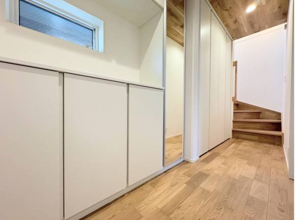 エントランスへ入ると大容量の収納スペース！