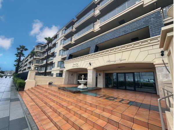 雰囲気感じるエントランスホール