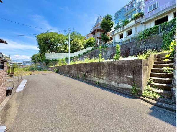 ゆとりある前面道路に面した売地