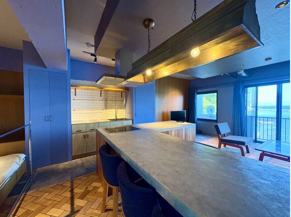 キッチンはセパレート型でお部屋に中央に配置されております