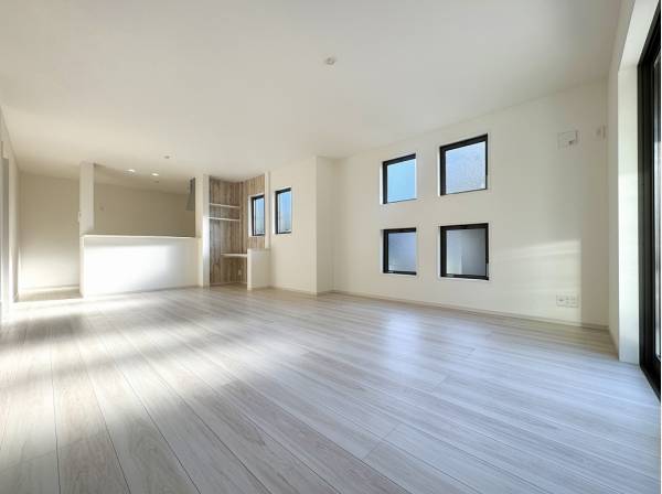 陽だまりが広がるリビングには便利なカウンタースペースがあります