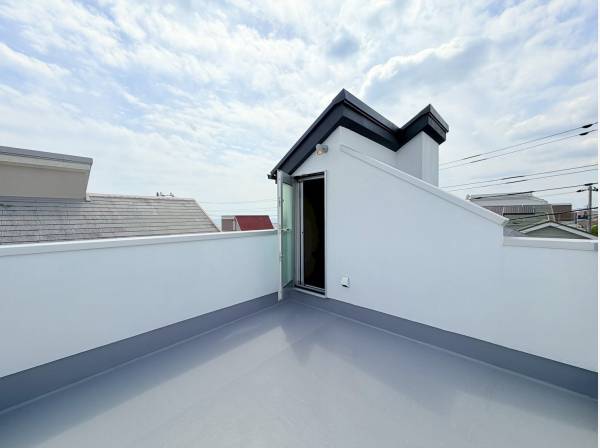 ルーフバルコニーは青空と潮風をいっぱいに感じる素敵な空間