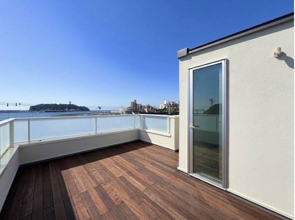 湘南の穏やかな空の下、BBQやお子様のプールなどをお楽しみいただけます。