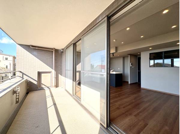 バルコニーはワイドタイプで開放的です。