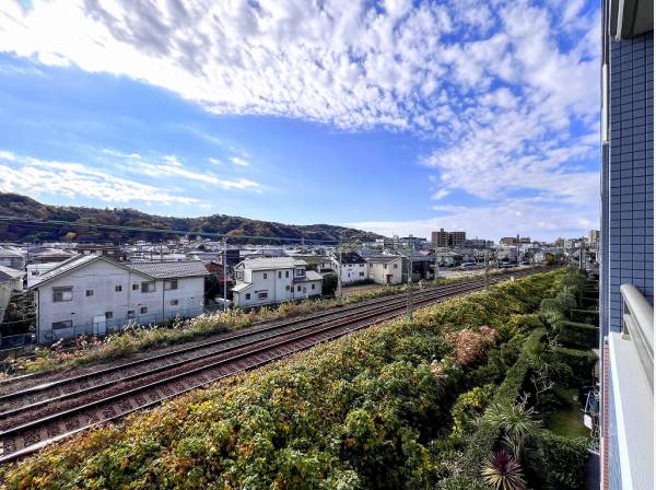 緑豊かな山々と空が広がるバルコニーからの開放的な眺望
