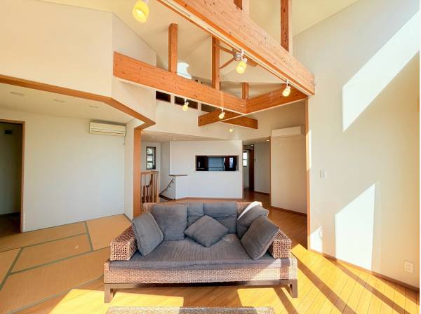 開放感あふれる空間、海を眺めながらくつろぐひと時は格別