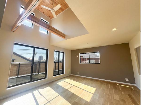 勾配天井が開放的なリビングには風を運ぶシーリングファンも