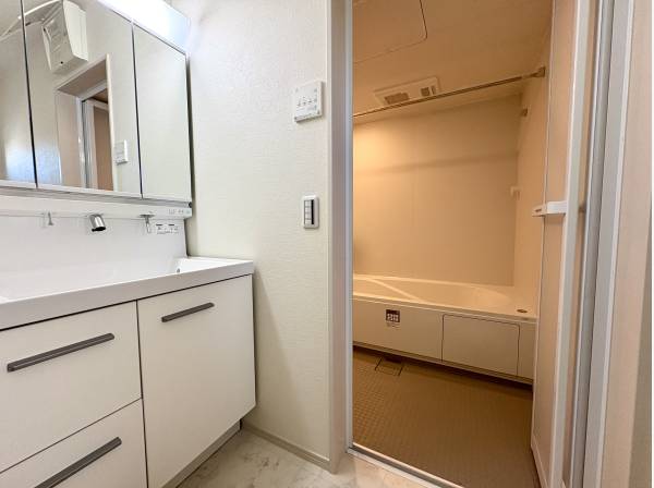 毎日の支度が軽やかになる明るいサニタリースペース