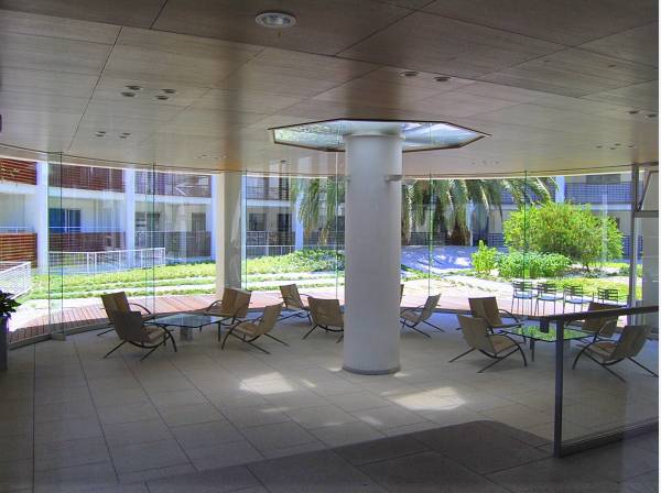 木漏れ日降り注ぐ共用ラウンジは緑がそばに寄り添い癒されますね