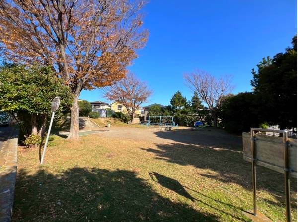 通りを挟んで目の前には広々とした素敵な公園がございます！