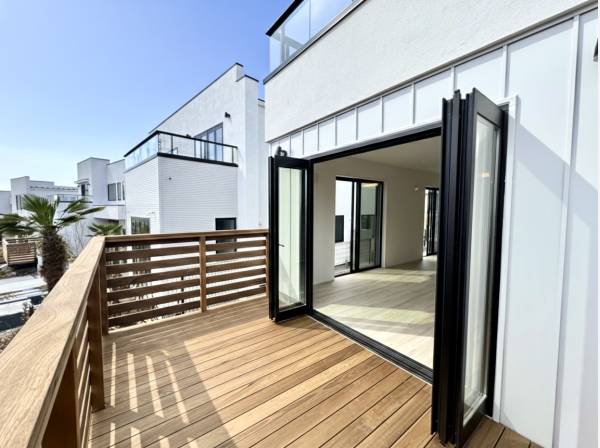 日当たりの良いデッキテラス