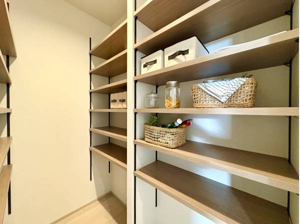 キッチン裏にはパントリースペースを完備！