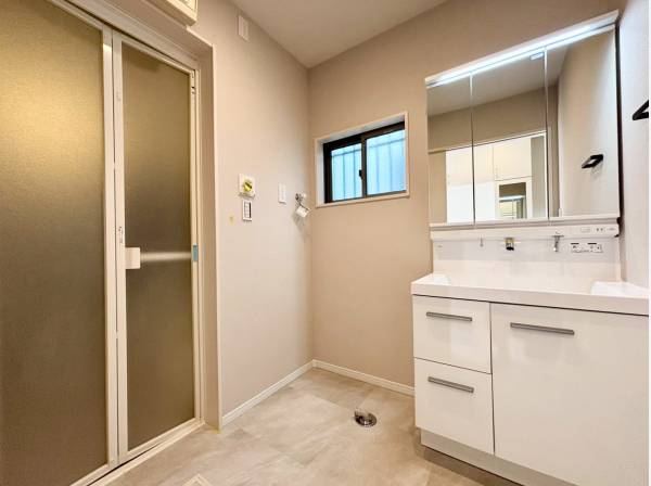 白を基調としたクリーンな洗面スペースもリフォーム済み。