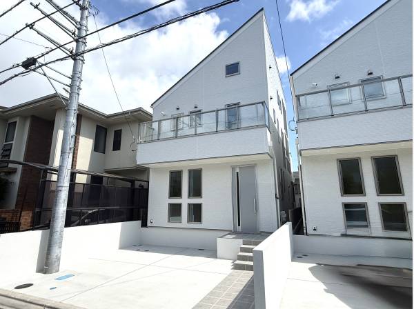 三角屋根が青空に映える新しい我が家のはじまり