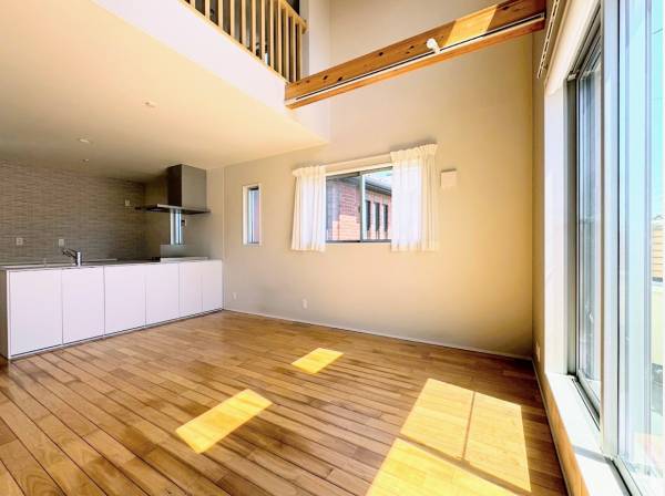 桜無垢板を使用した木の温もりを感じる空間