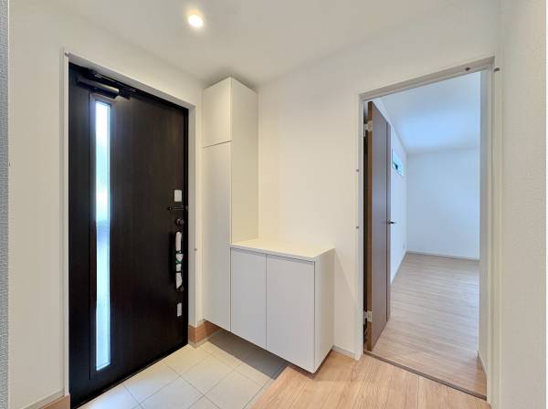 玄関にも余裕を持たせた設計になっております。