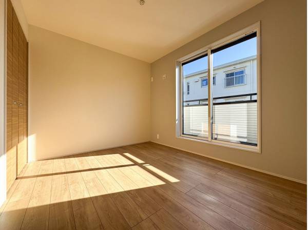 南向きの明るいベッドルームで穏やかな休息を